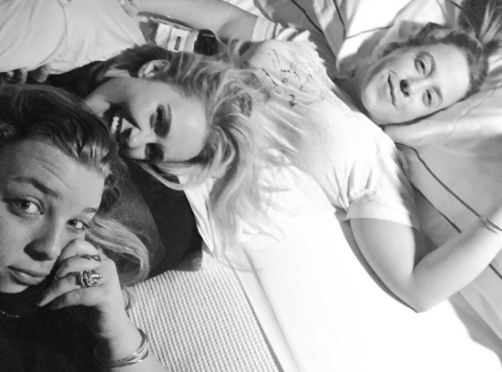 Звездный девичник: Хайден Панеттьери опубликовала забавное селфи с подругами